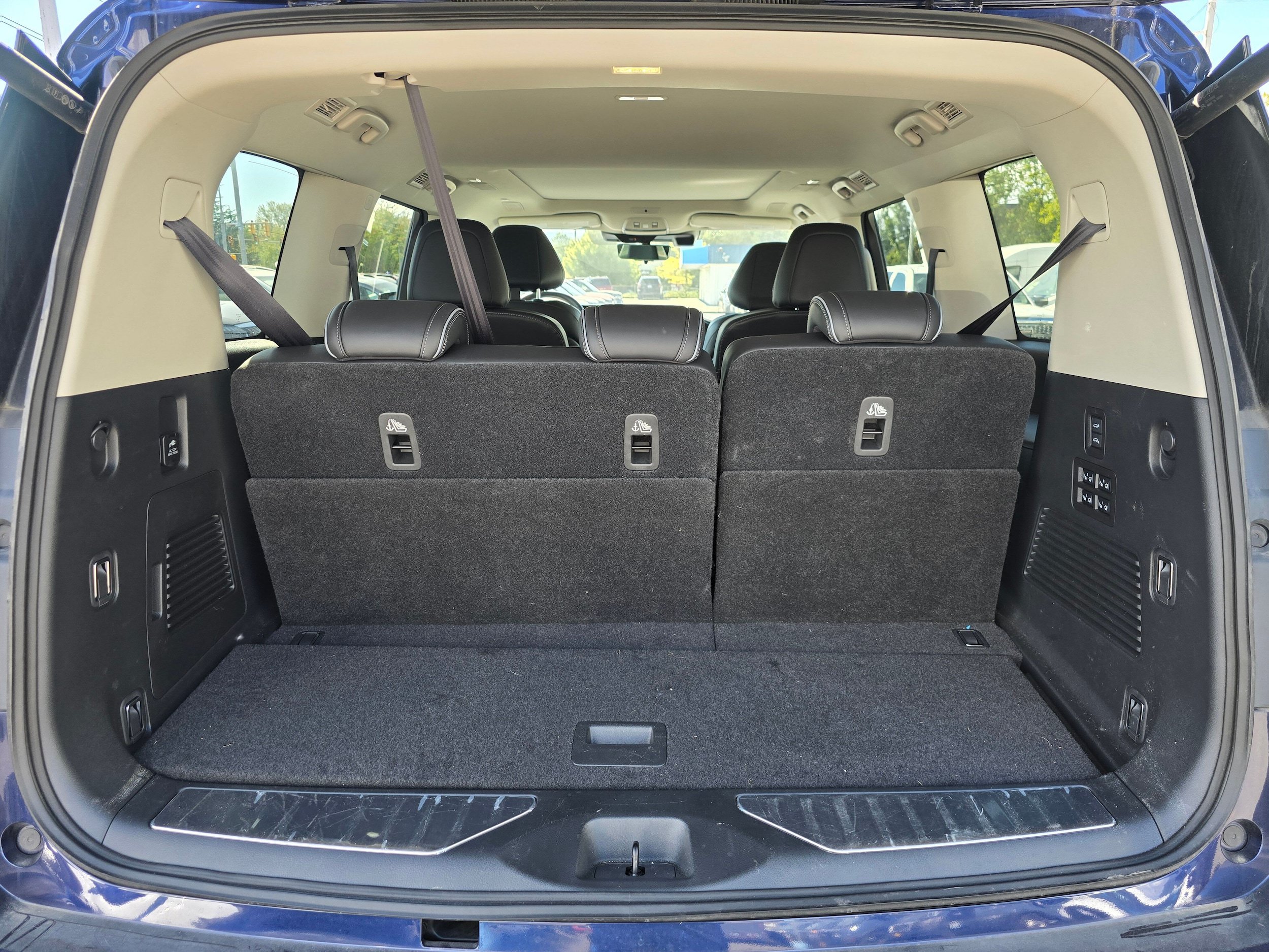 Used 2025 INFINITI QX80 Sensory AWD/4WD image 5