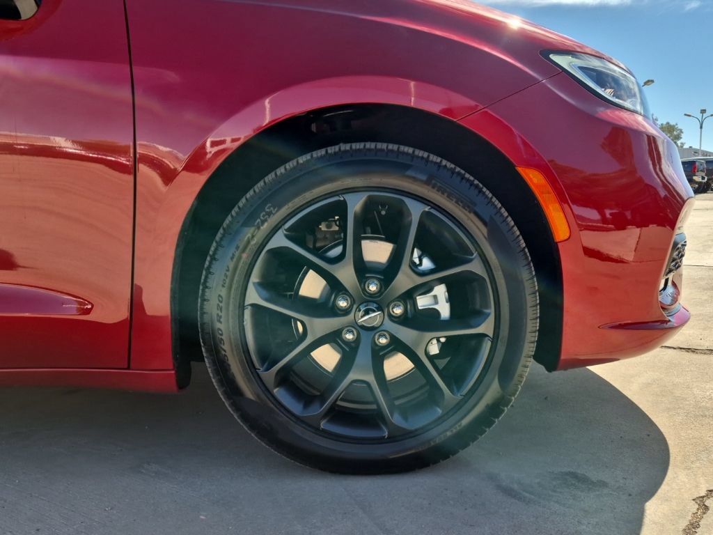 New 2025 Chrysler Pacifica Limited w/ Trailer Tow Group FWD image 12
