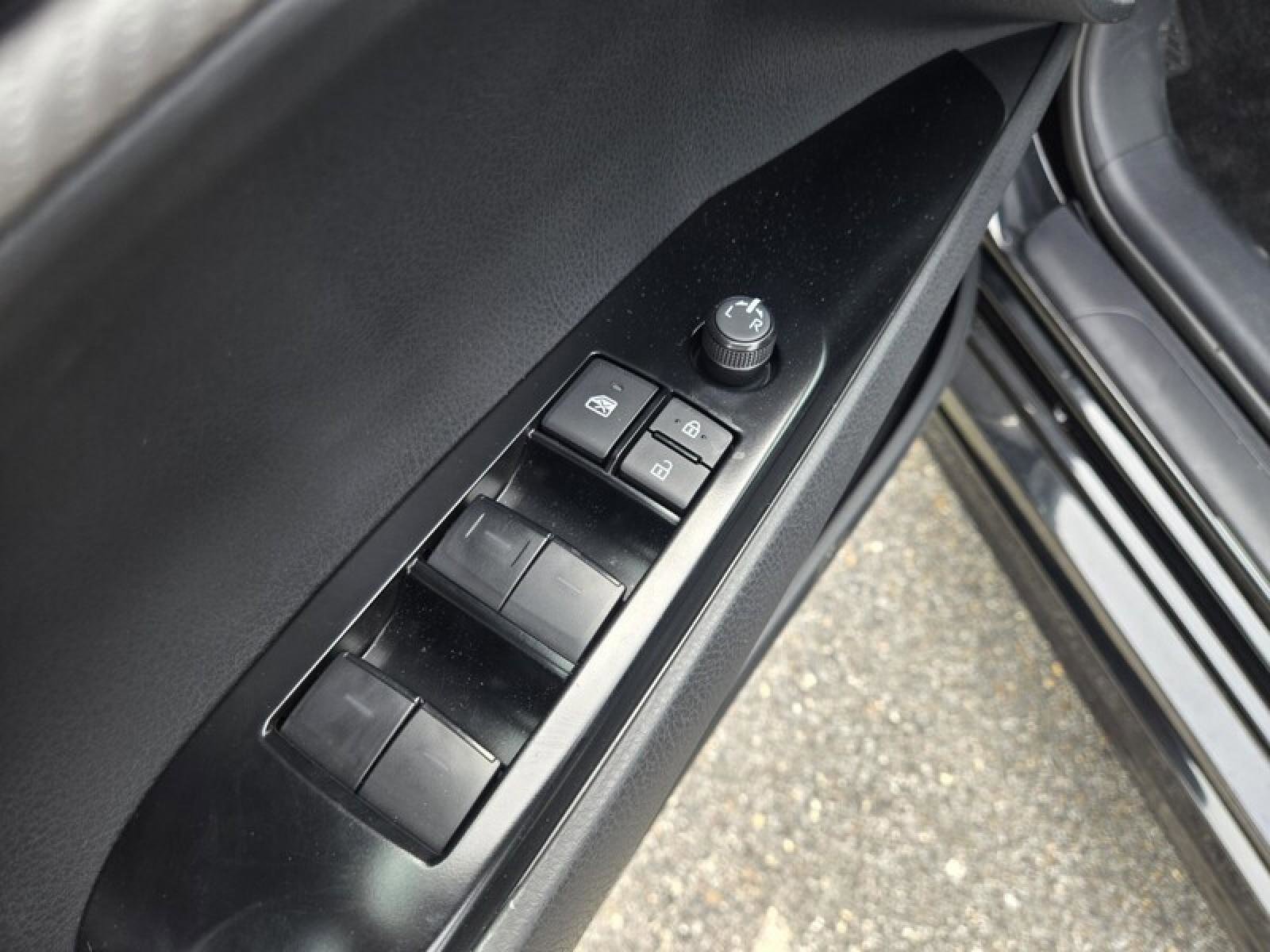 Used 2025 Toyota Camry SE image 21