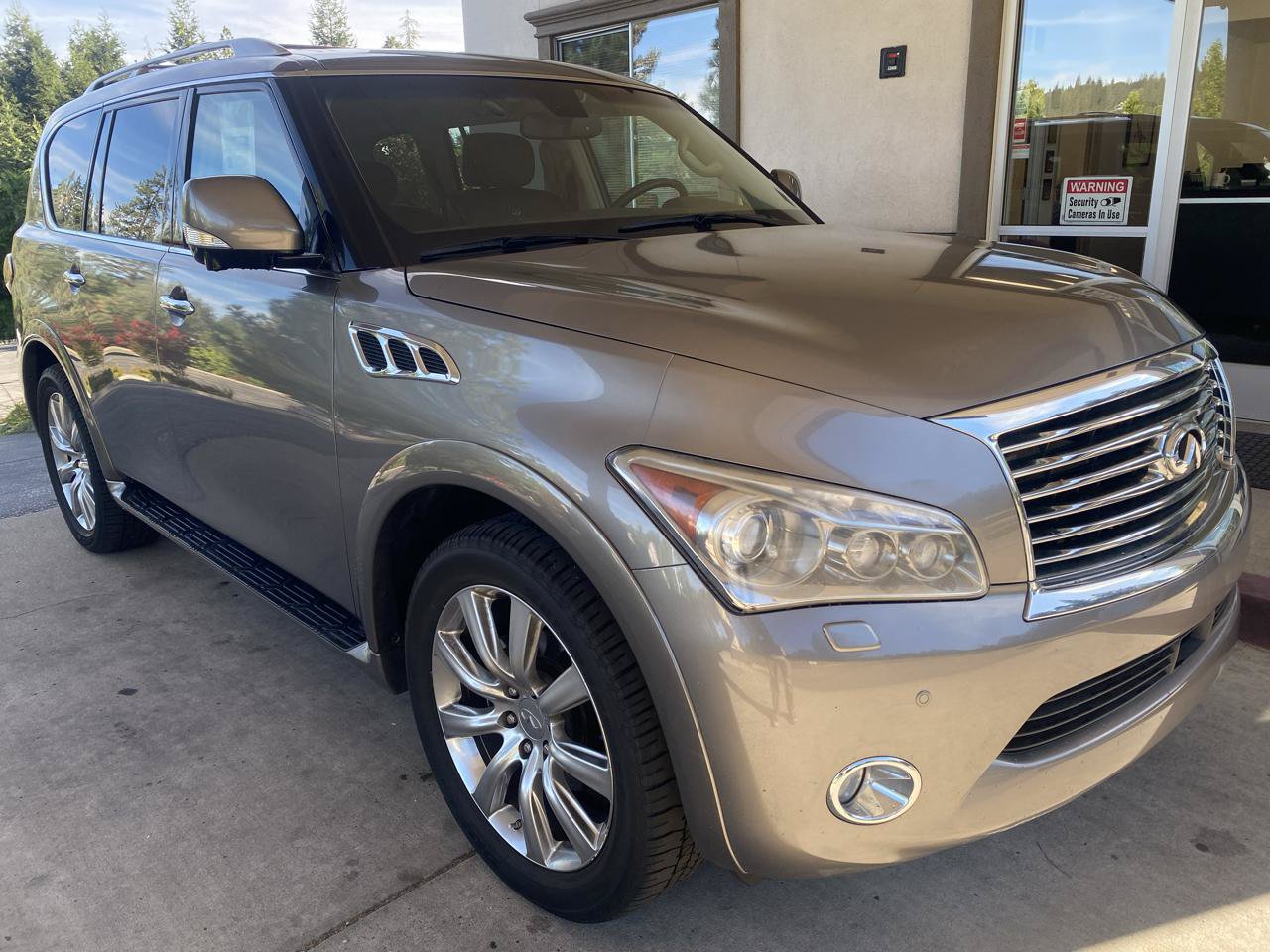 Used 2013 INFINITI QX56 4WD w/ Deluxe Touring Pkg image 9