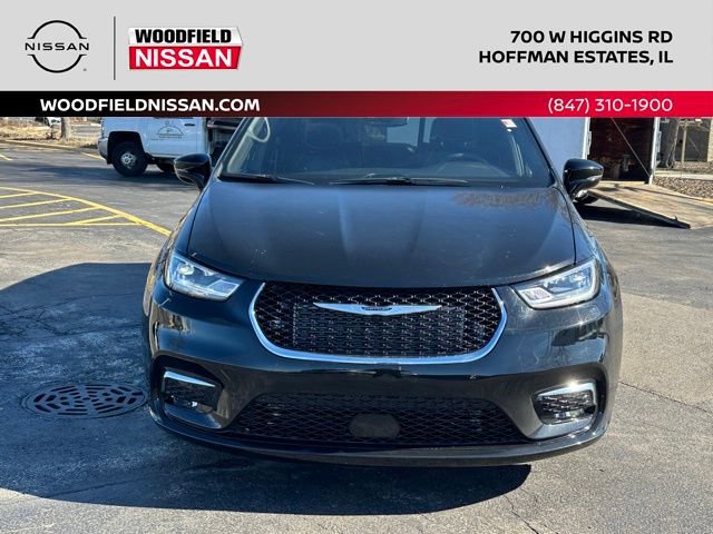 Used 2025 Chrysler Pacifica Select image 2