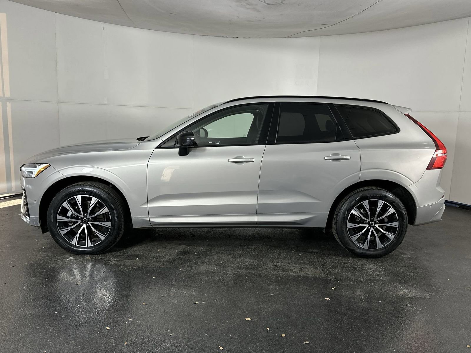 Used 2025 Volvo XC60 B5 Plus image 8