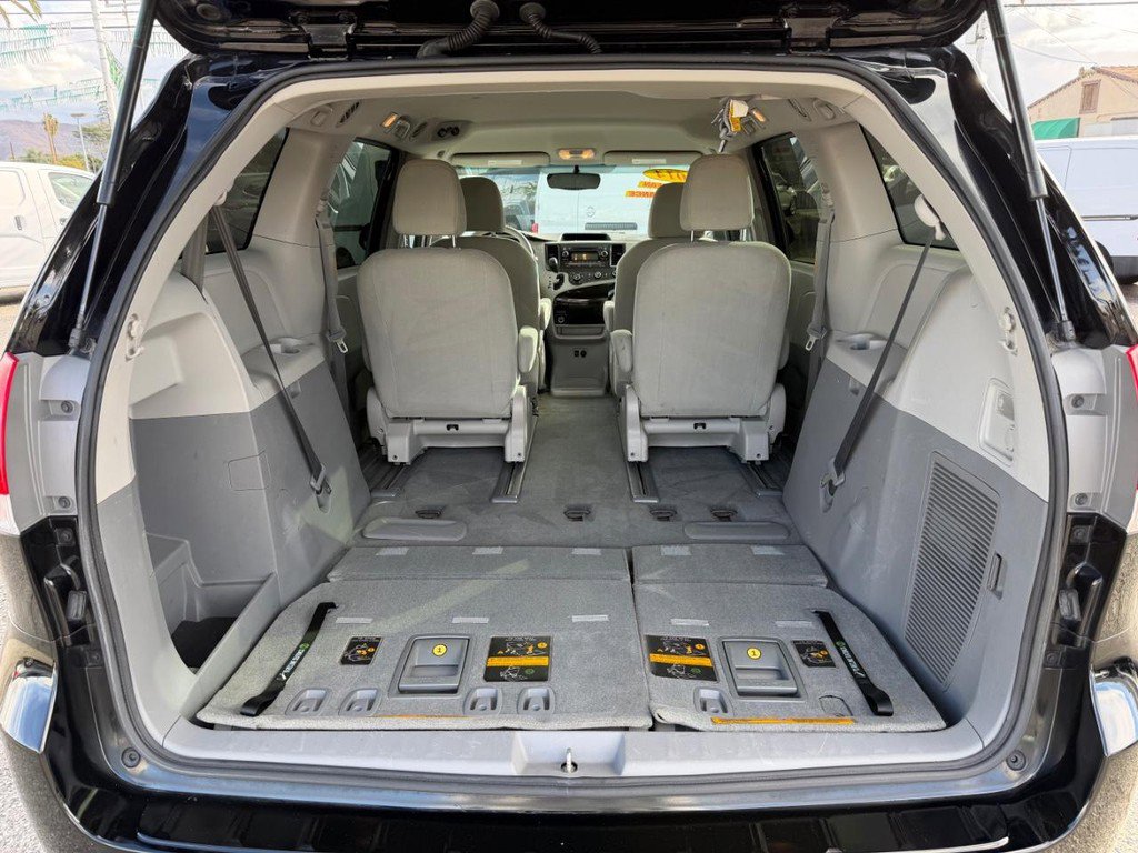 Used 2014 Toyota Sienna L image 41