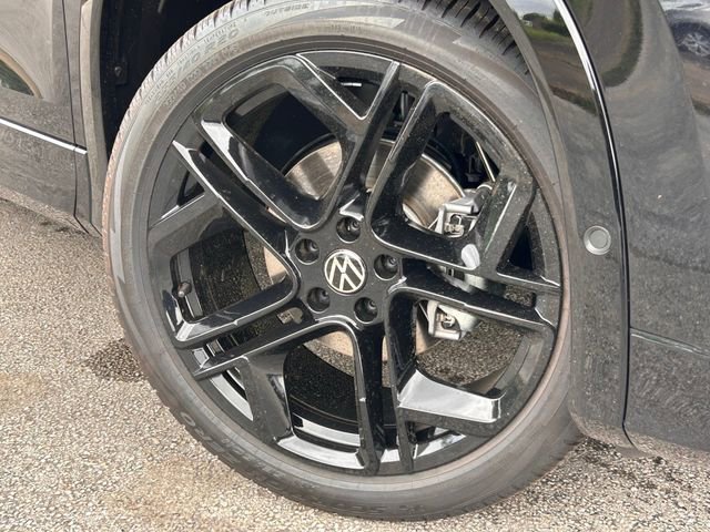 New 2026 Volkswagen Tiguan SE R-Line FWD image 2