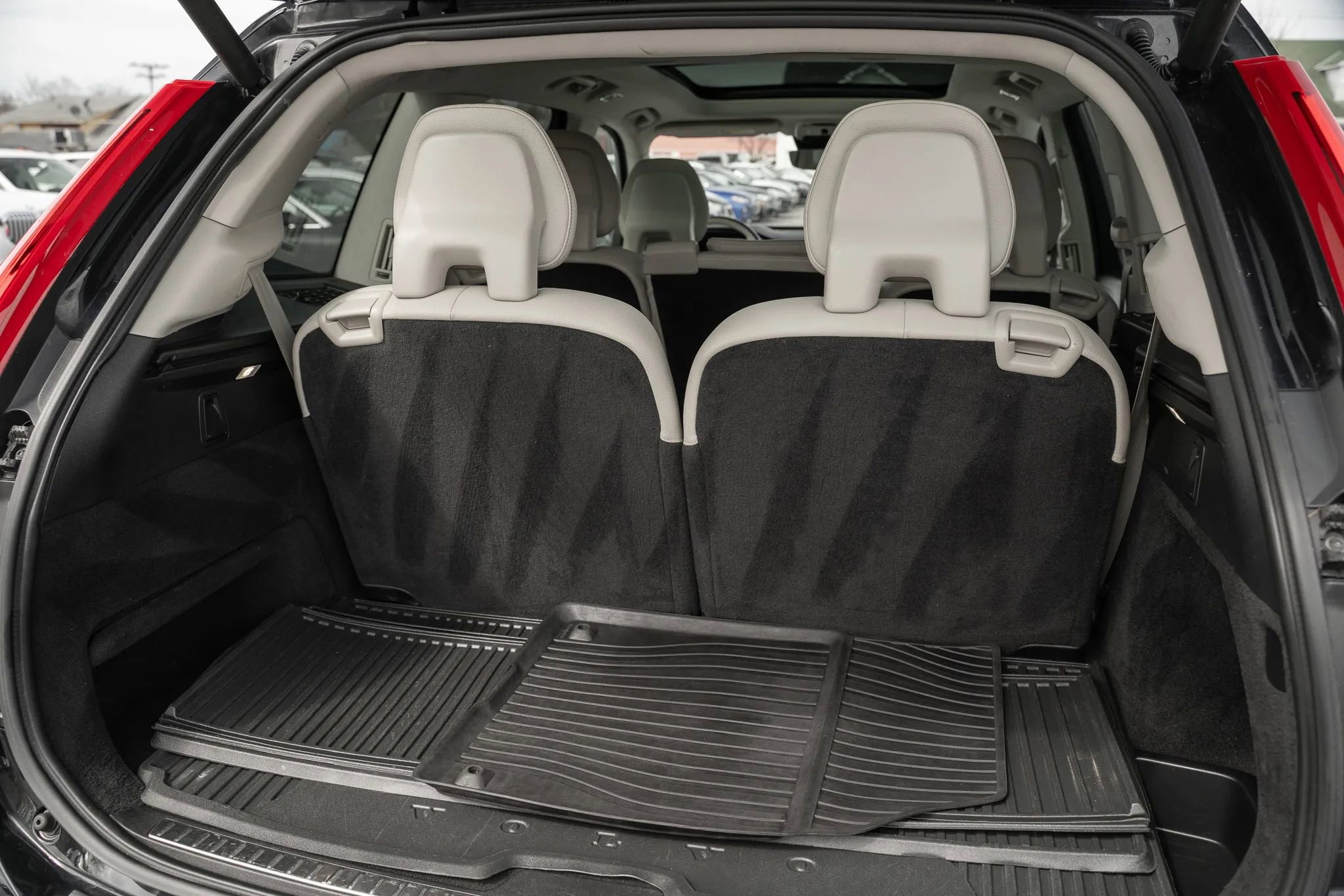 Used 2017 Volvo XC90 T6 Momentum w/ Vision Package image 9