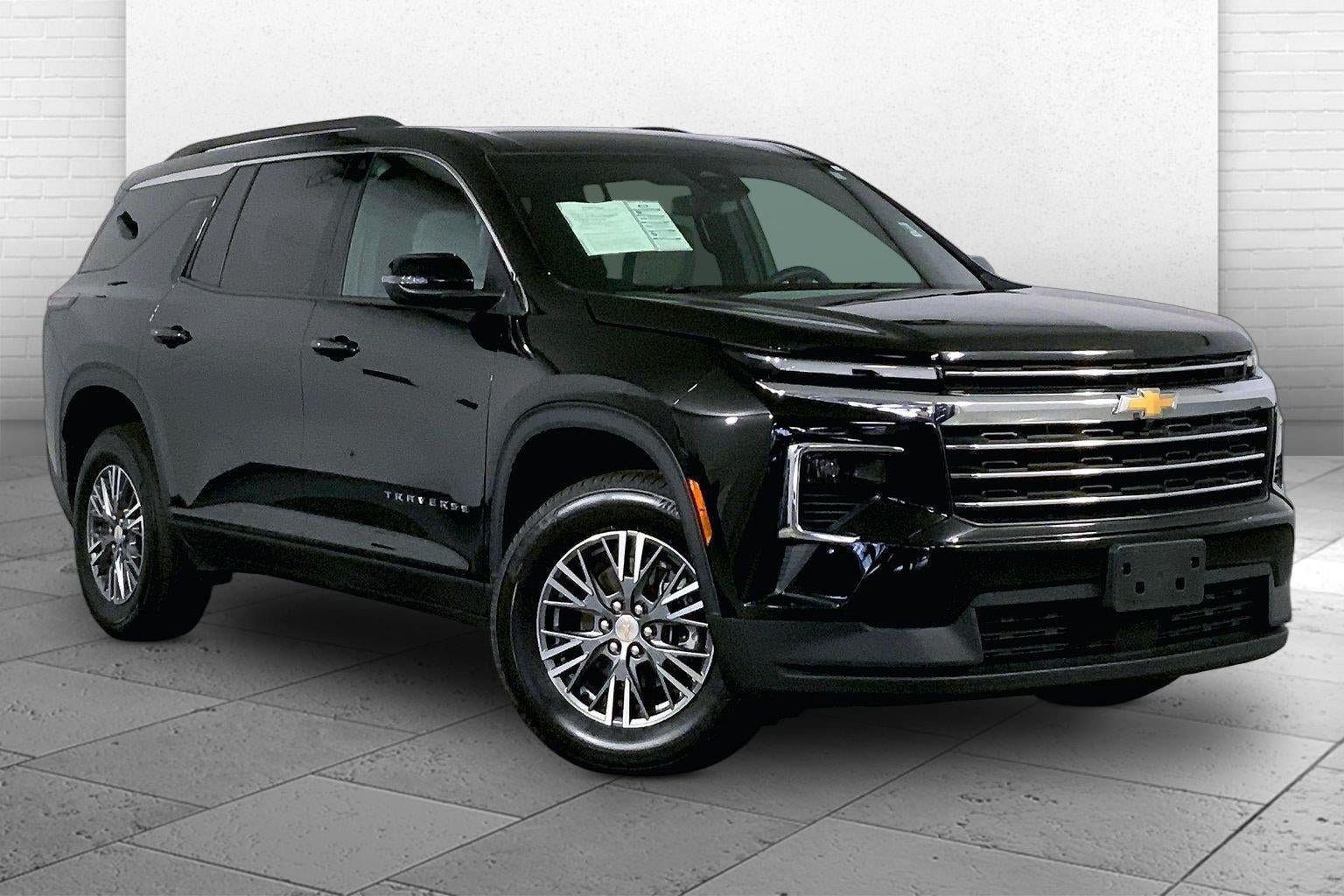 Used 2025 Chevrolet Traverse LT AWD/4WD image 1