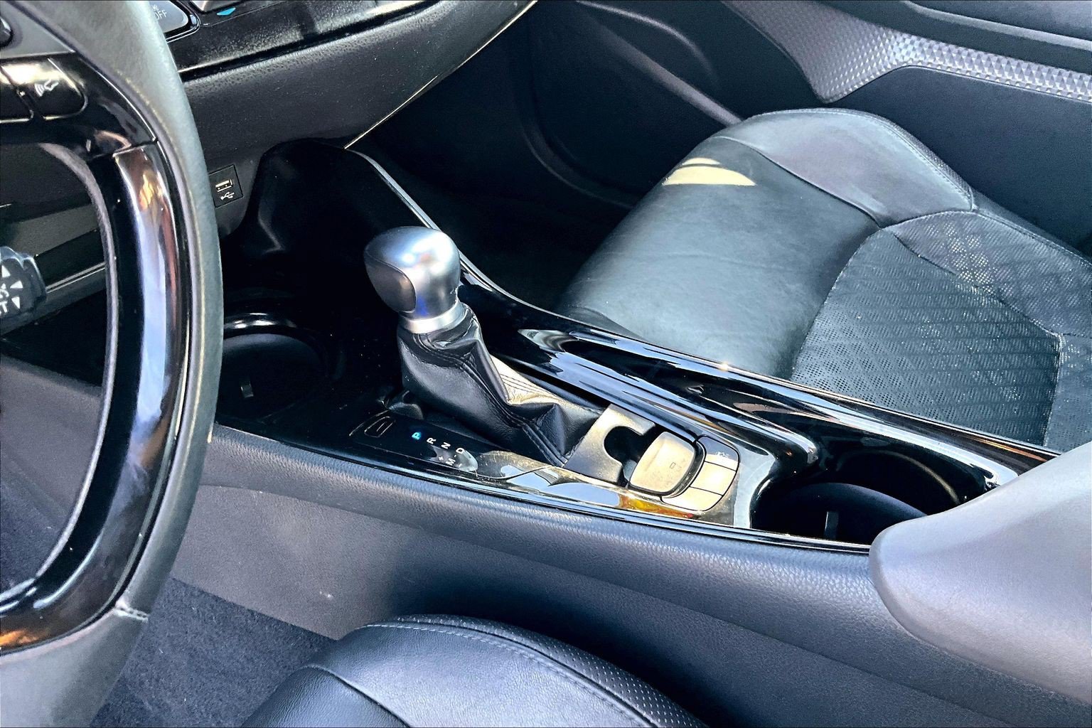 Used 2020 Toyota C-HR Limited FWD image 12