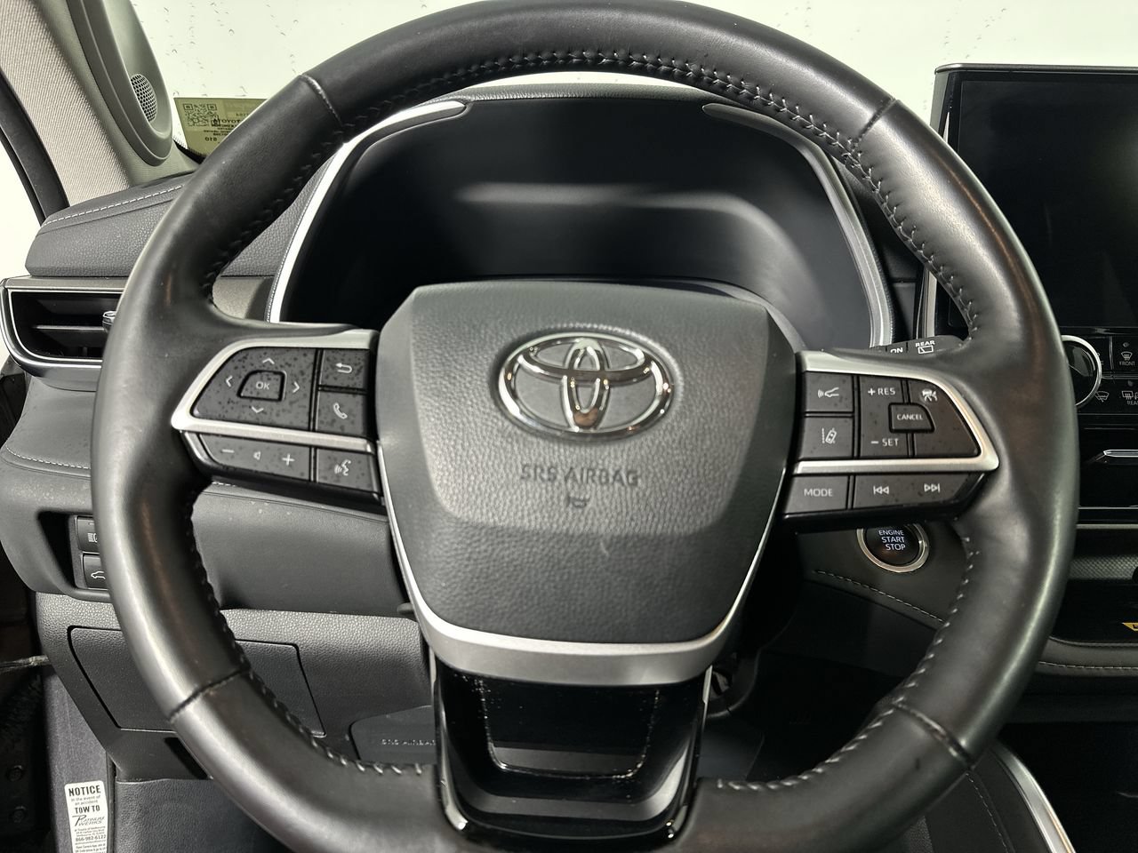 Used 2024 Toyota Highlander Limited FWD image 9