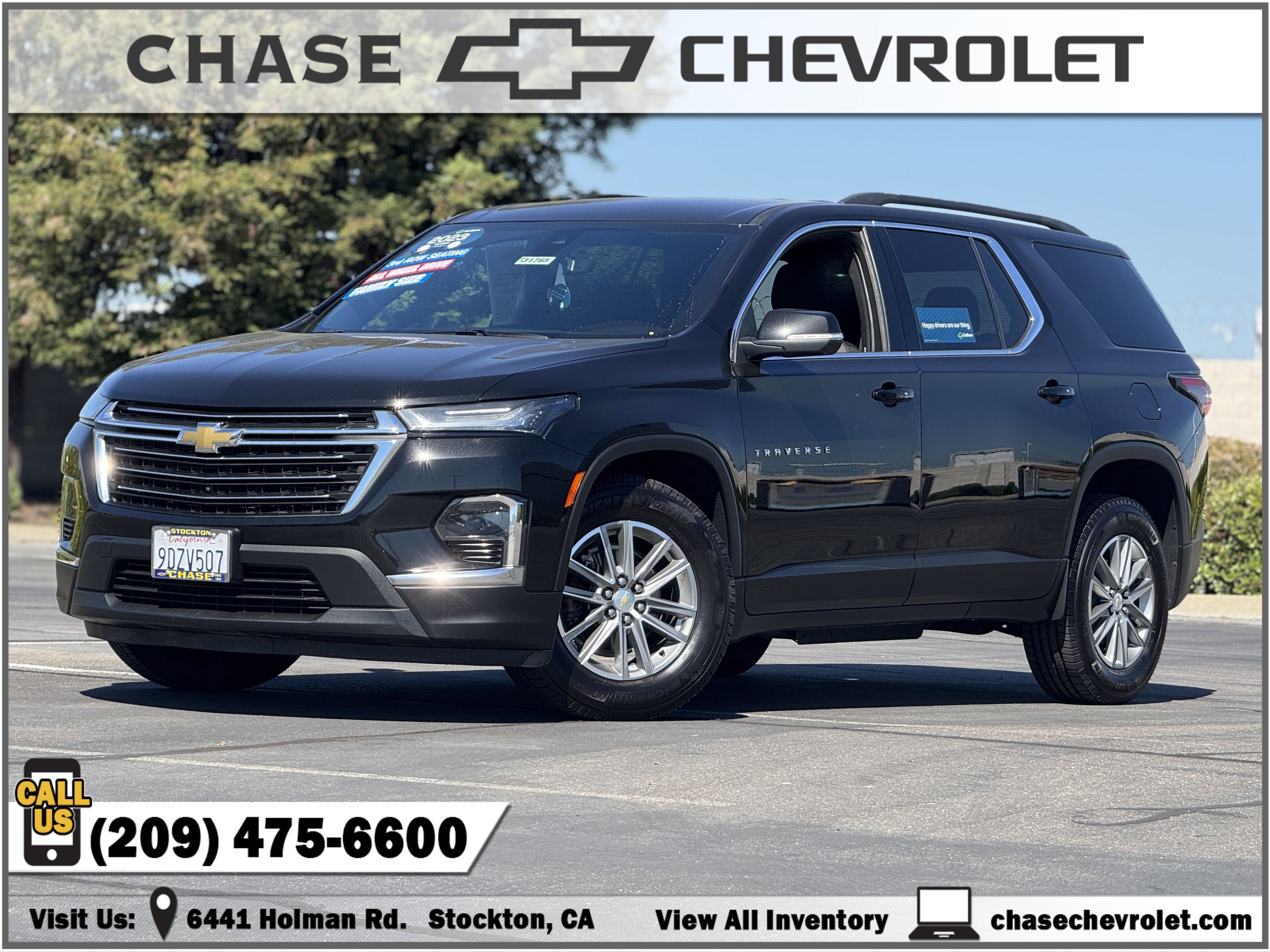 Used 2023 Chevrolet Traverse LT w/ Rear Camera Mirror Package image 1