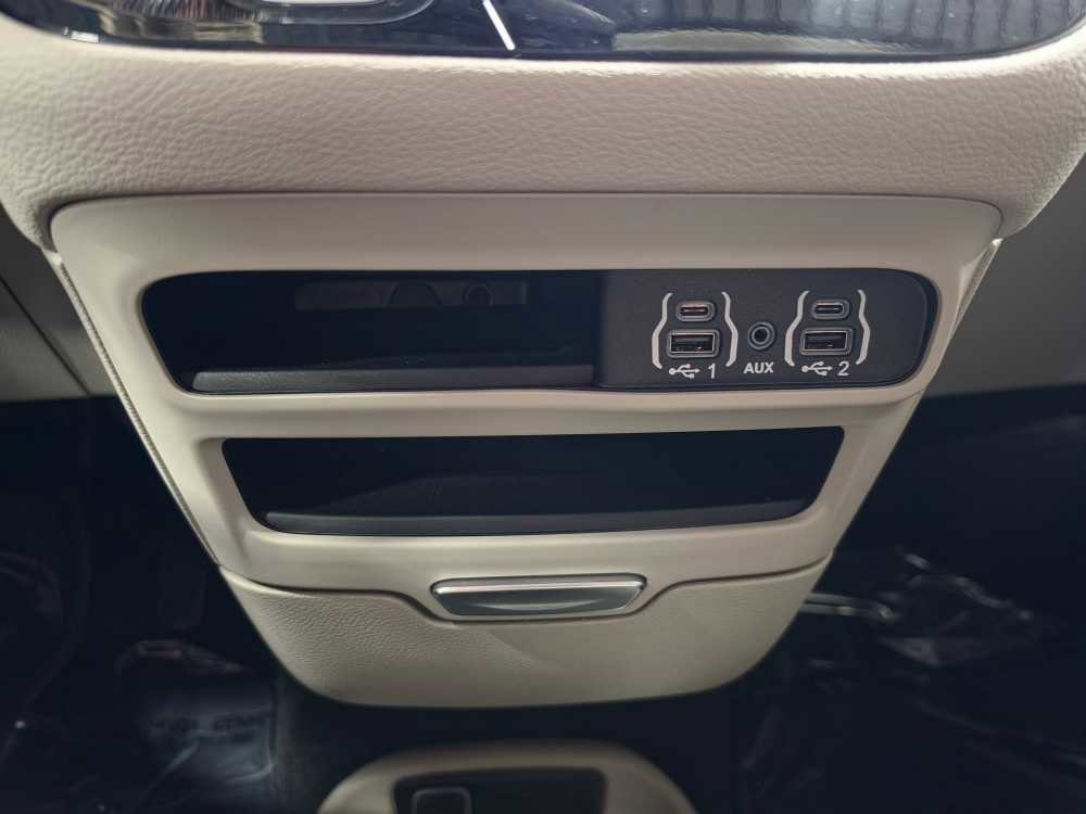 Used 2024 Chrysler Pacifica Touring-L image 23