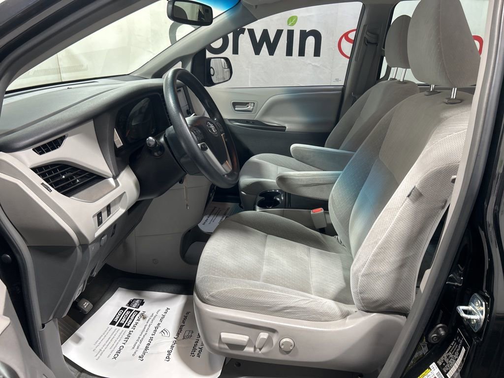Used 2017 Toyota Sienna LE image 28