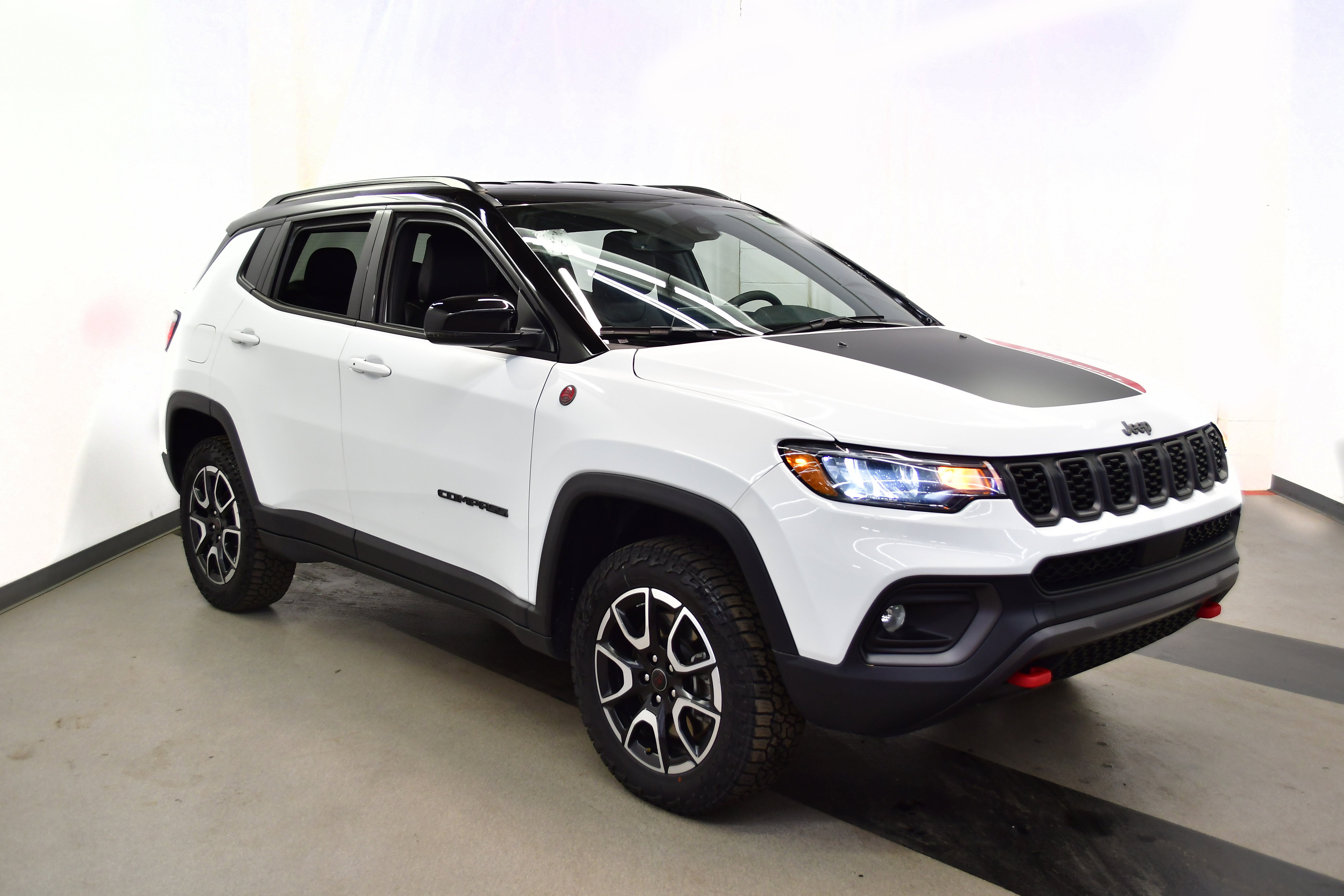 Used 2025 Jeep Compass Trailhawk AWD/4WD image 2