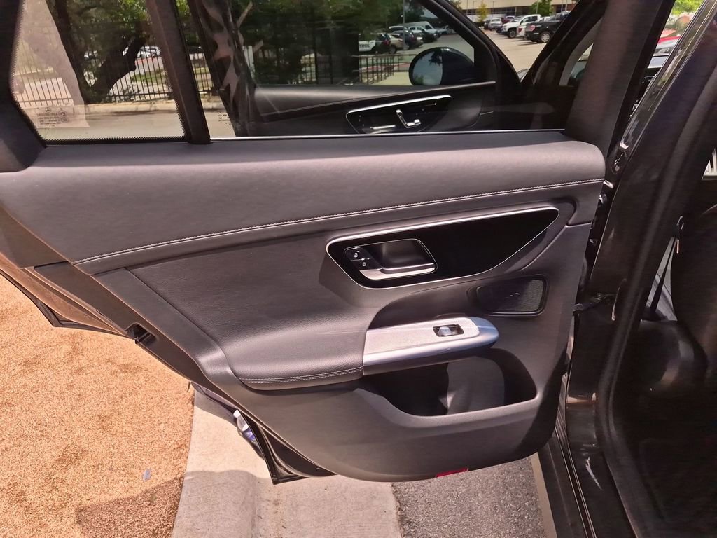 Used 2024 Mercedes-Benz GLC 300 4MATIC image 30