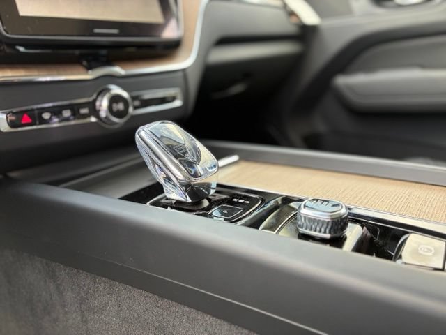 New 2026 Volvo XC60 T8 Plus w/ Climate Package PRO AWD/4WD image 15