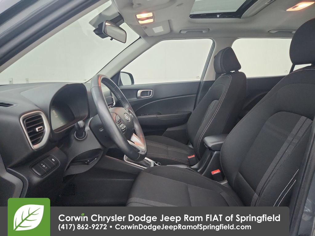 Used 2025 Hyundai Venue SEL FWD image 18