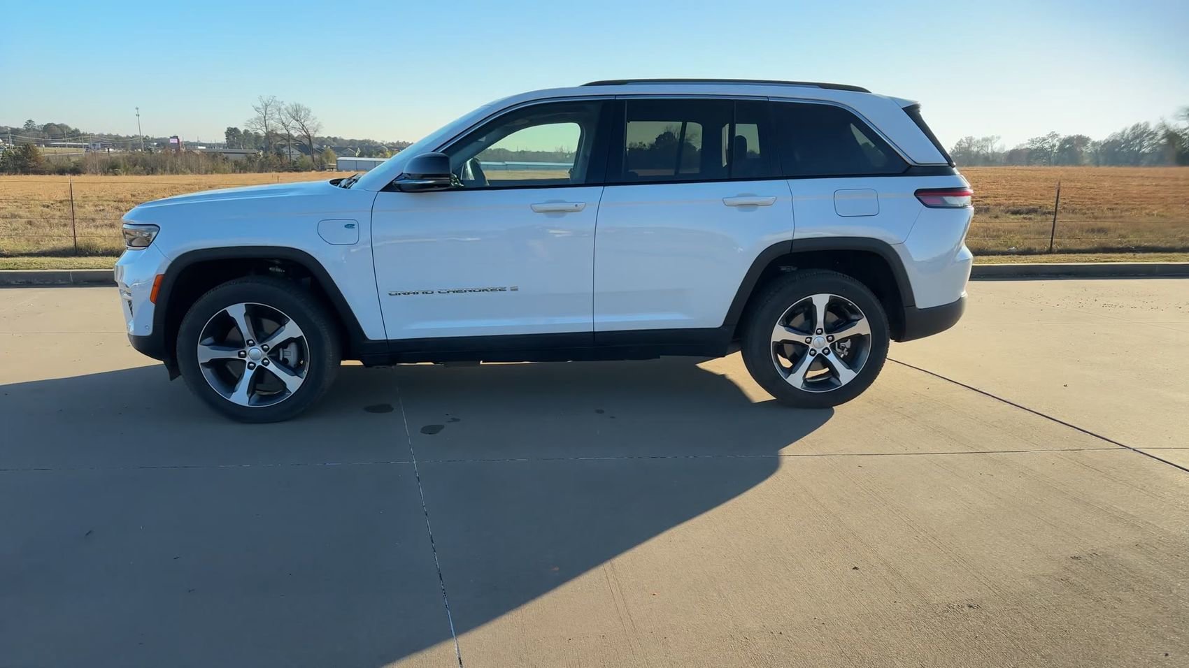 New 2023 Jeep Grand Cherokee 4WD 4xe w/ Luxury Tech Group II image 6