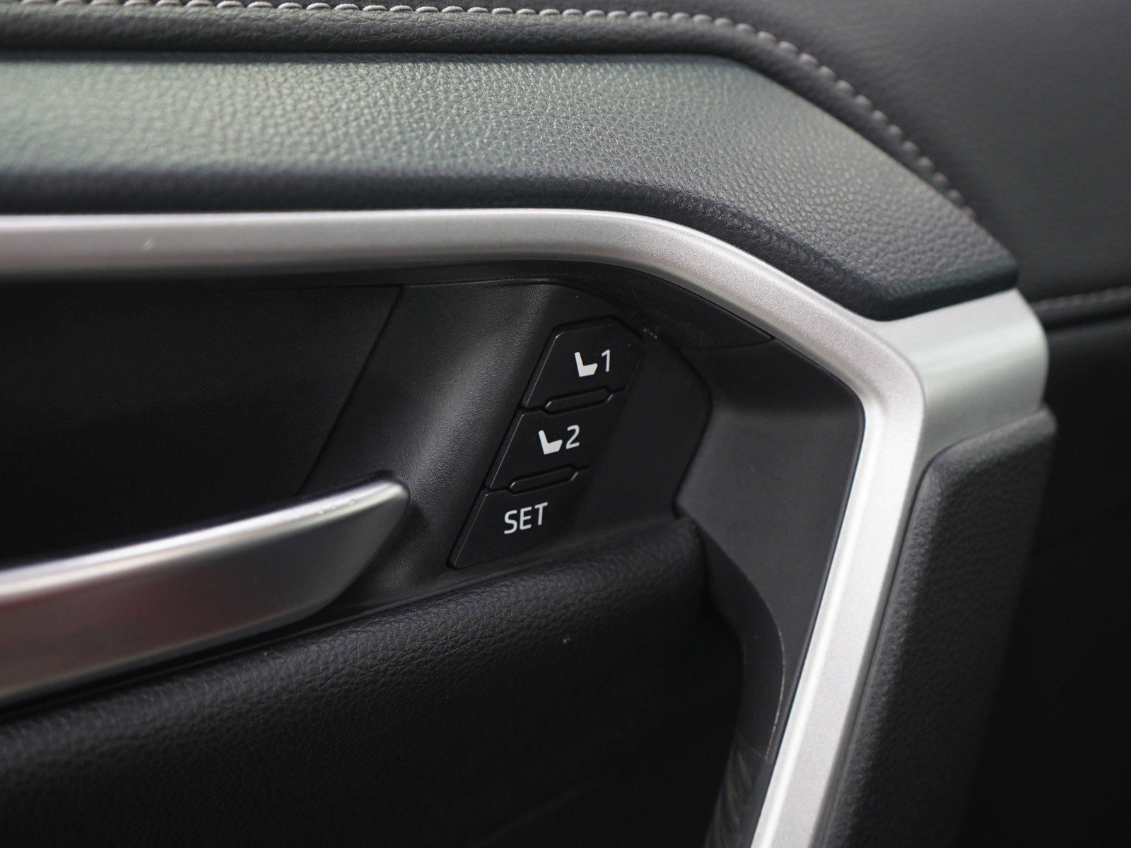 Used 2020 Toyota RAV4 Limited image 23