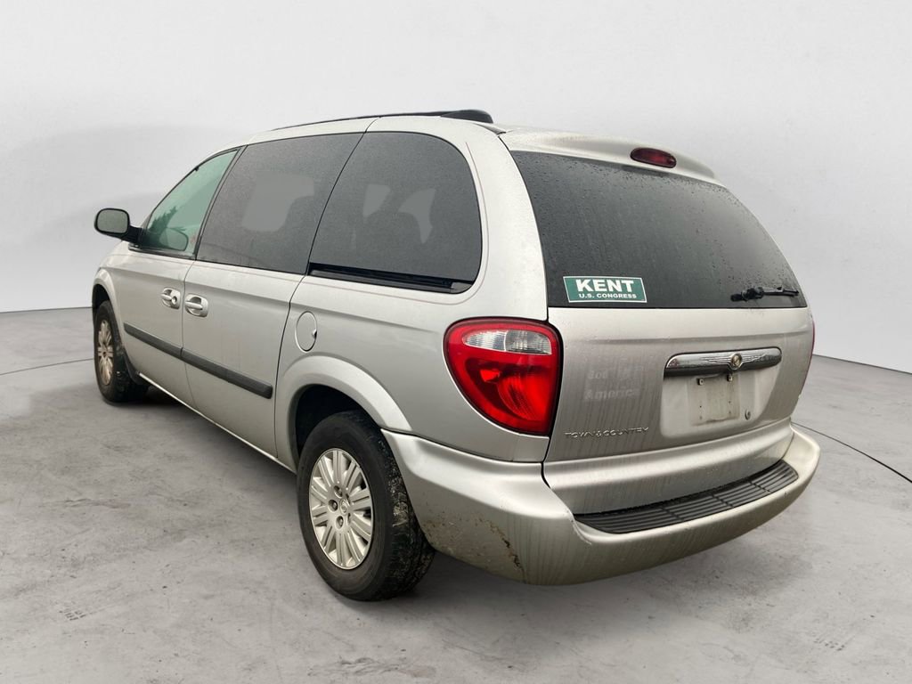 Used 2005 Chrysler Town & Country w/ Popular Equipment Group I FWD image 2