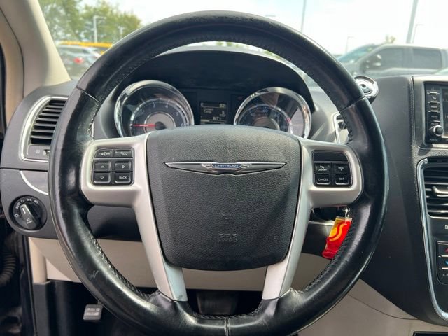 Used 2016 Chrysler Town & Country Touring FWD image 13