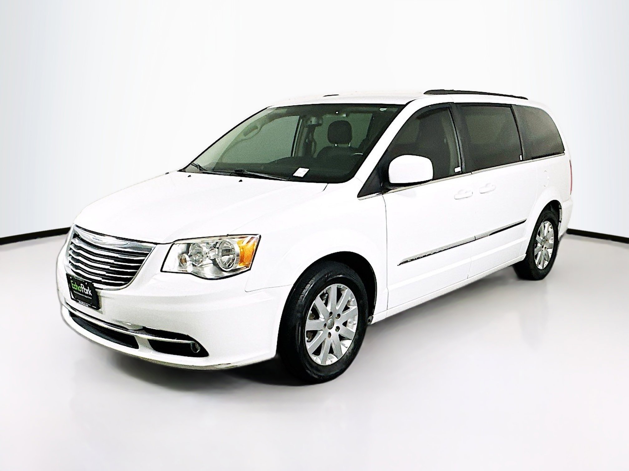 Used 2015 Chrysler Town & Country Touring FWD image 3