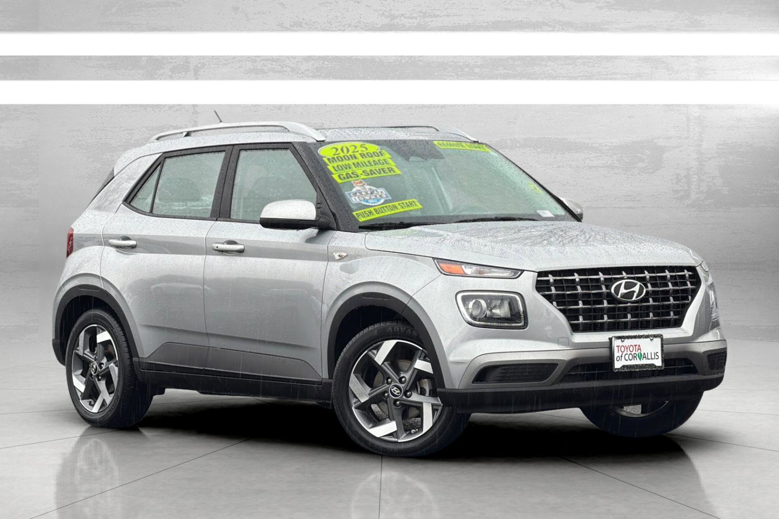 Used 2025 Hyundai Venue SEL image 2