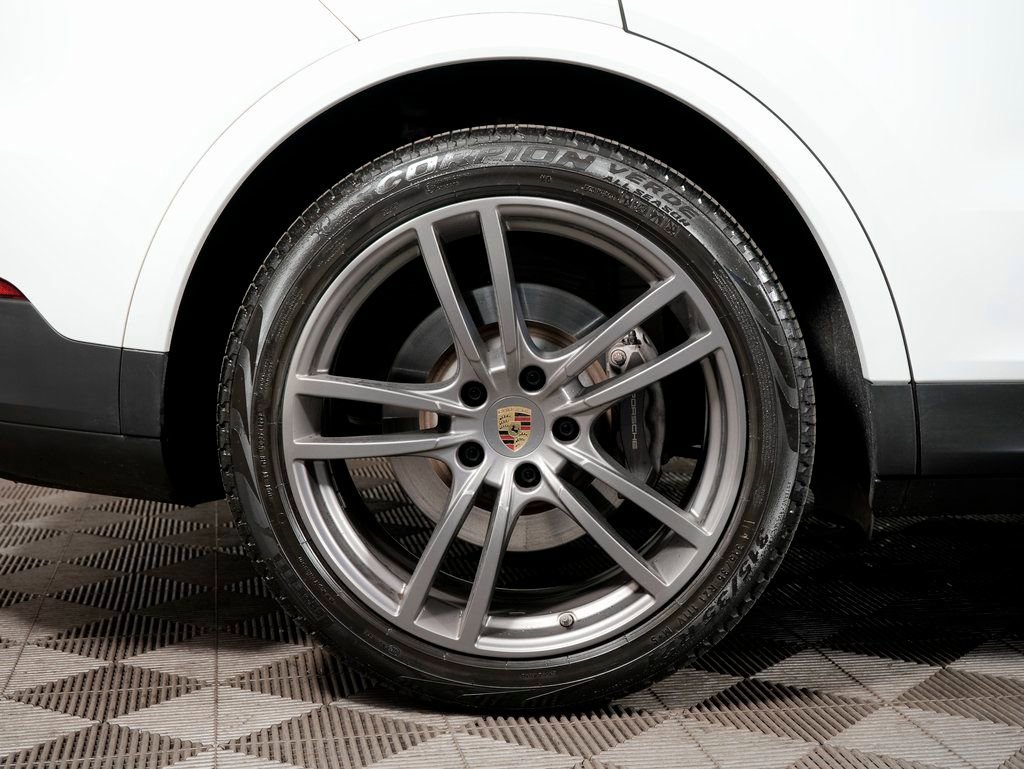 Certified 2022 Porsche Cayenne Platinum Edition image 39
