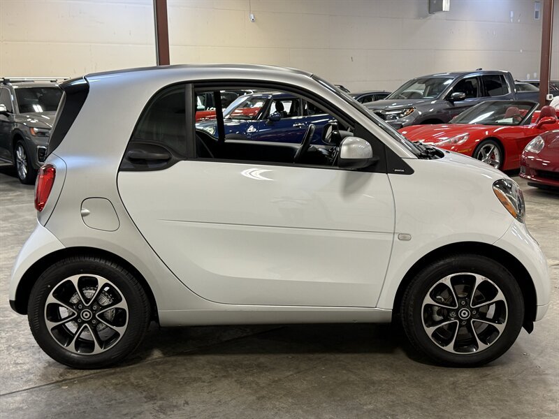 Used 2016 smart fortwo passion RWD image 8