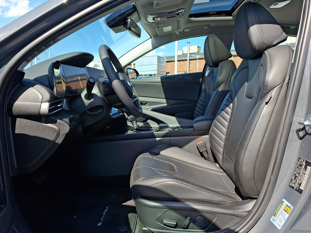 Used 2025 Hyundai Elantra Limited FWD image 12