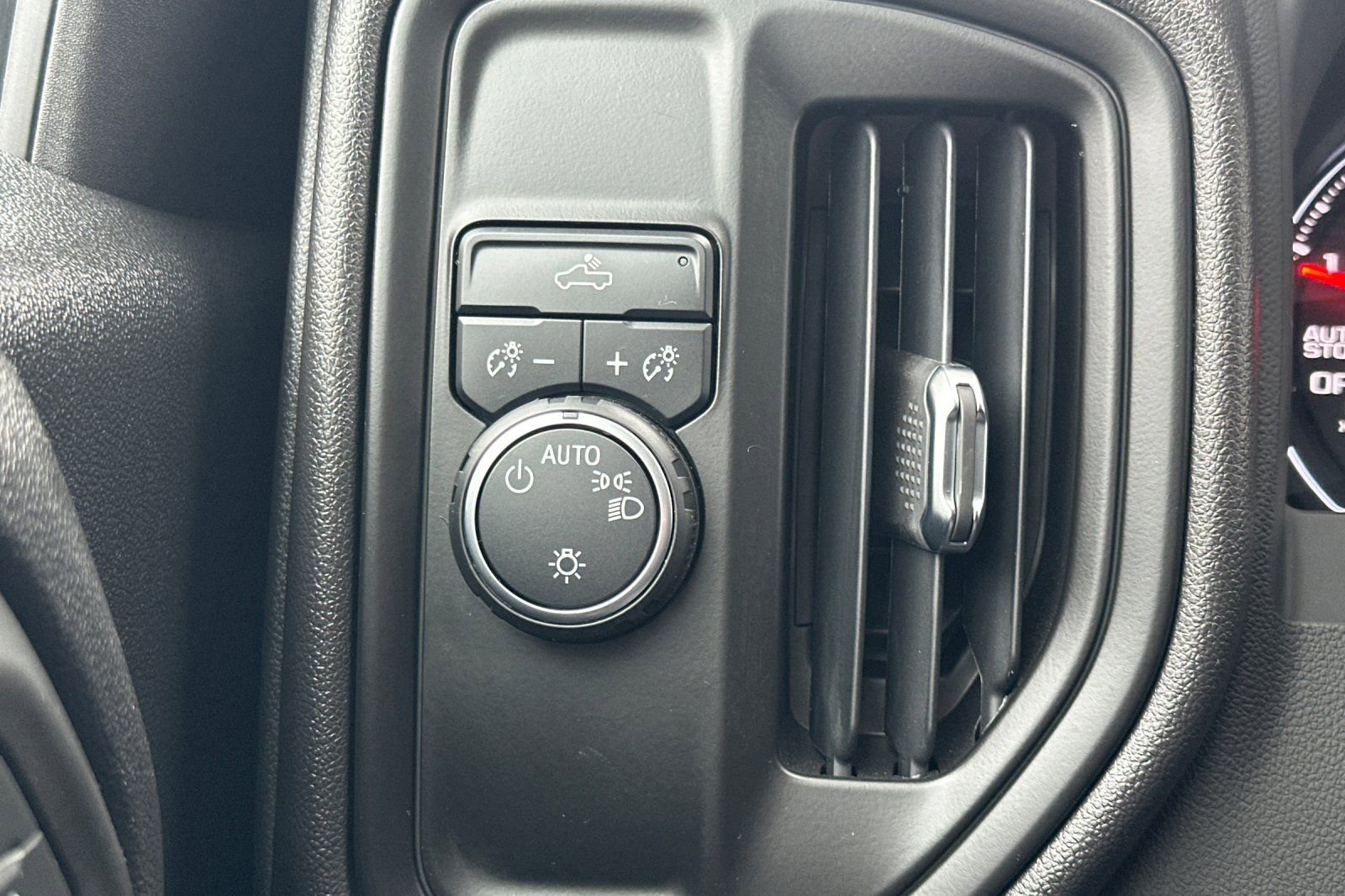 Used 2025 Chevrolet Silverado 1500 Custom image 40