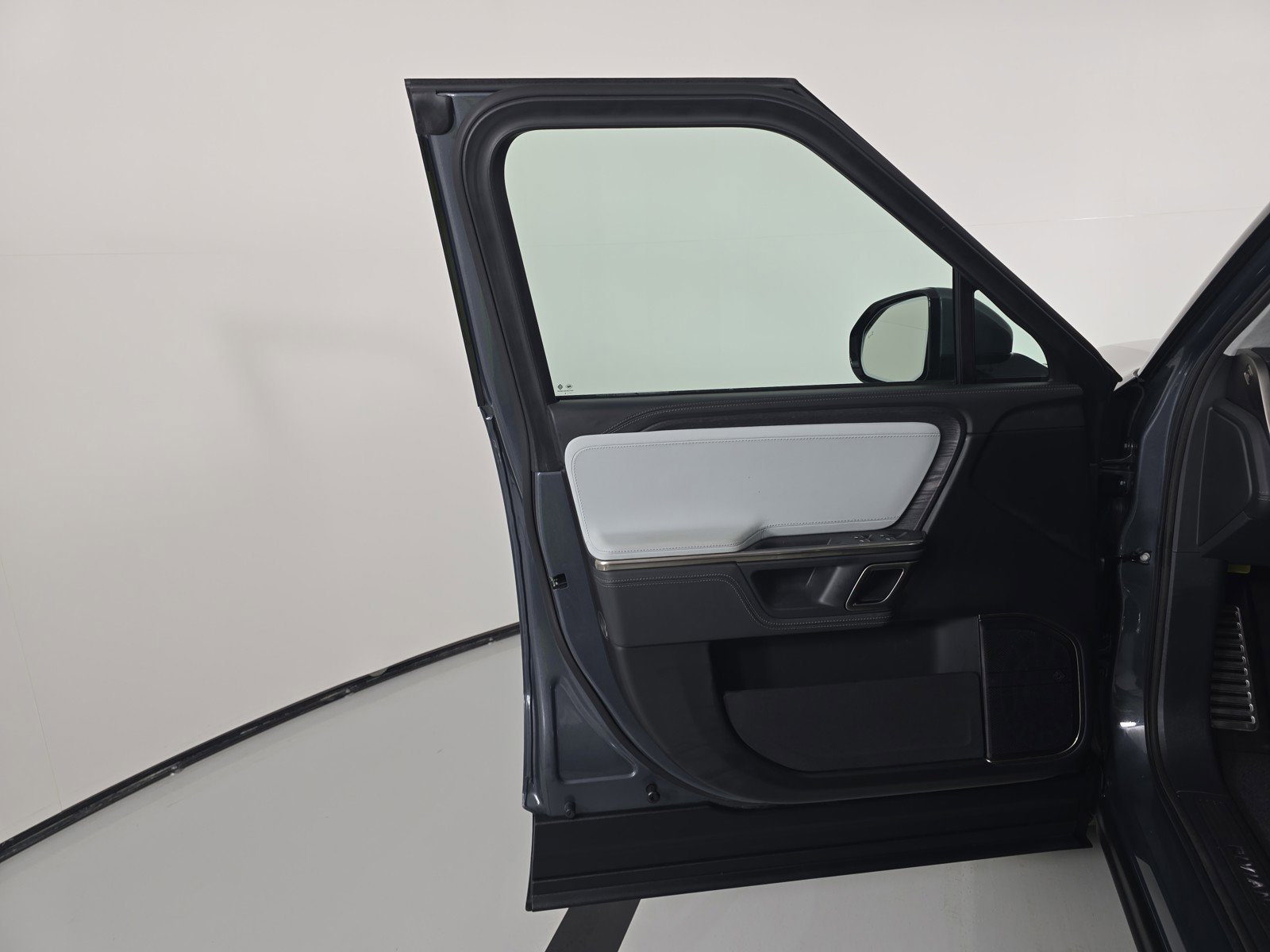 Used 2024 Rivian R1S Adventure AWD/4WD image 16