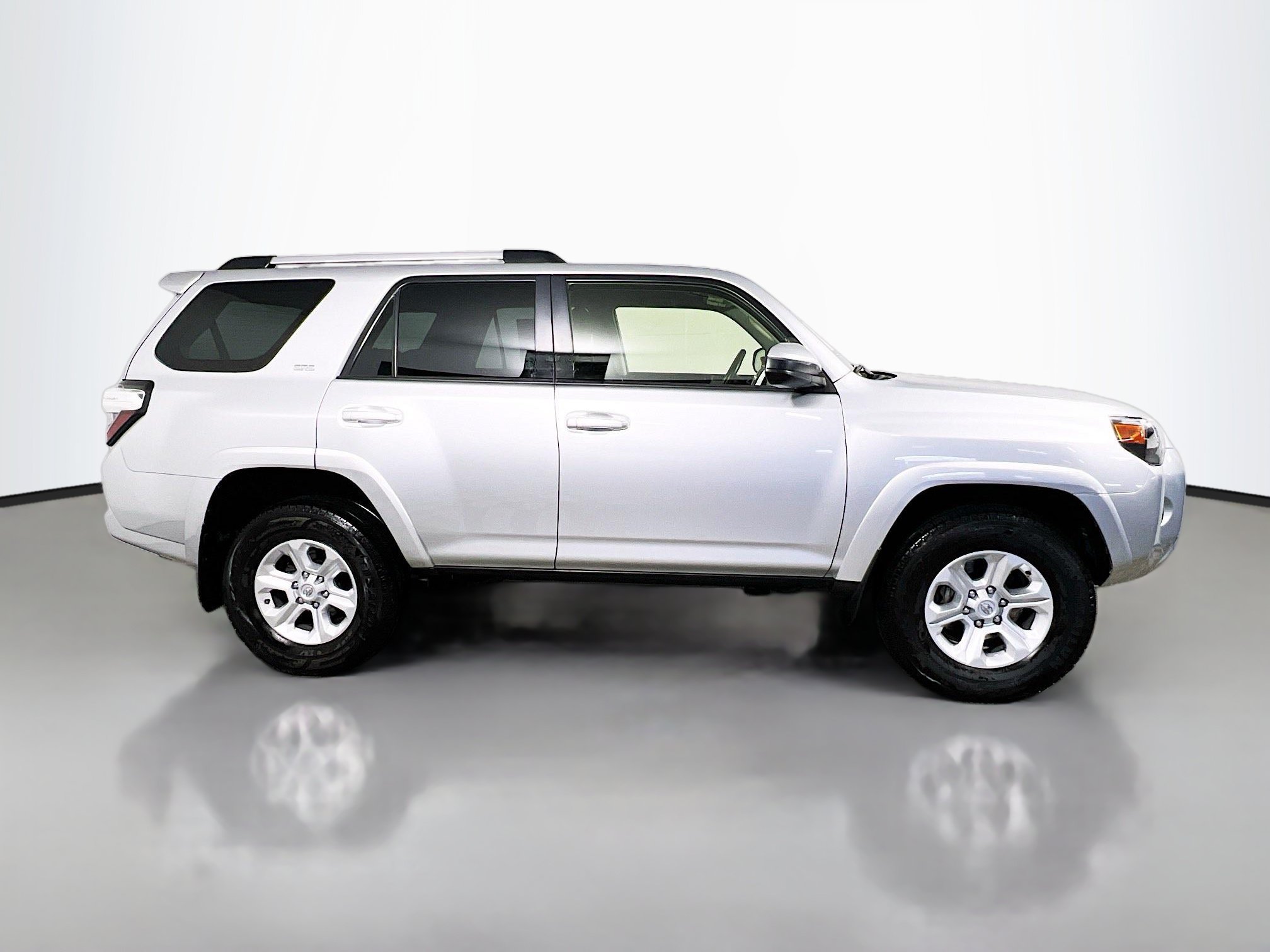 Used 2024 Toyota 4Runner SR5 AWD/4WD image 3