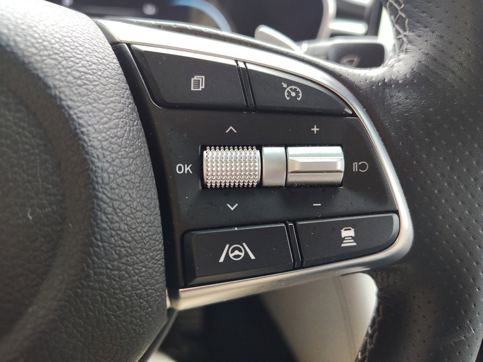 Used 2023 Genesis G70 2.0T w/ Sport Prestige Package AWD/4WD image 27