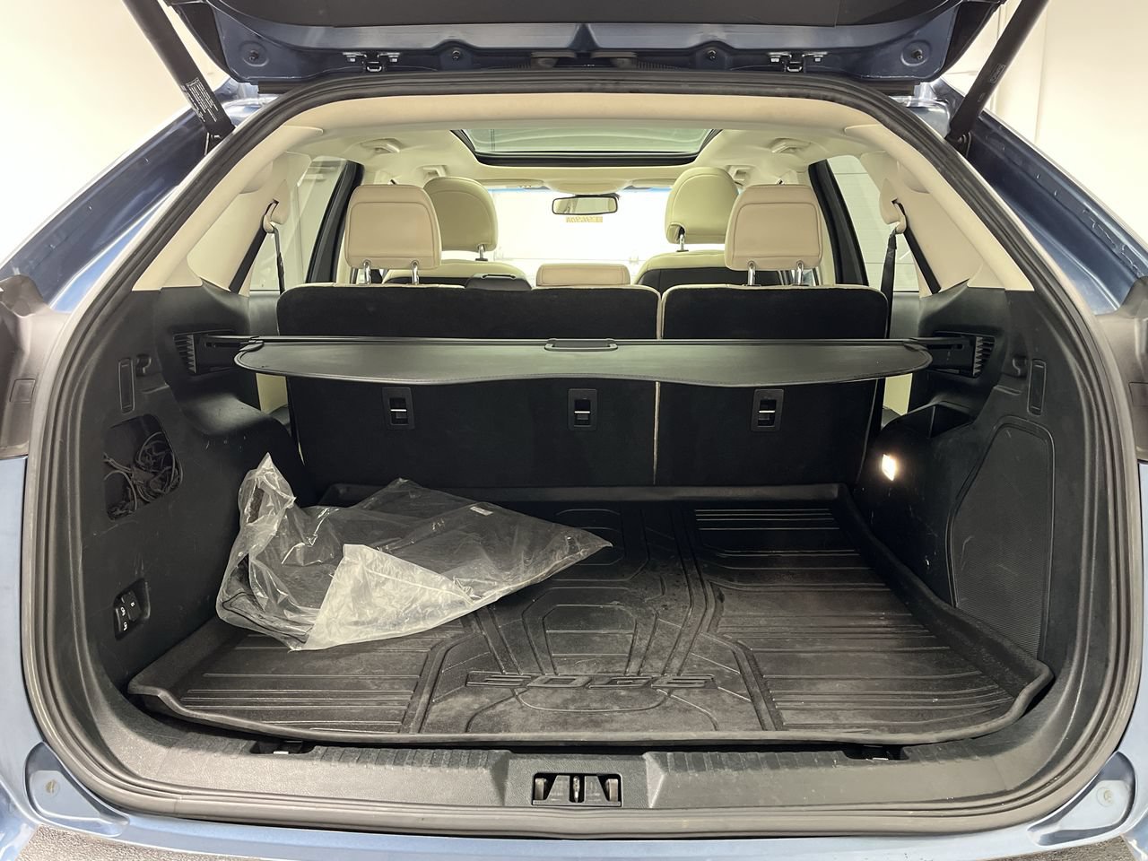 Used 2018 Ford Edge Titanium w/ Equipment Group 302A AWD/4WD image 32