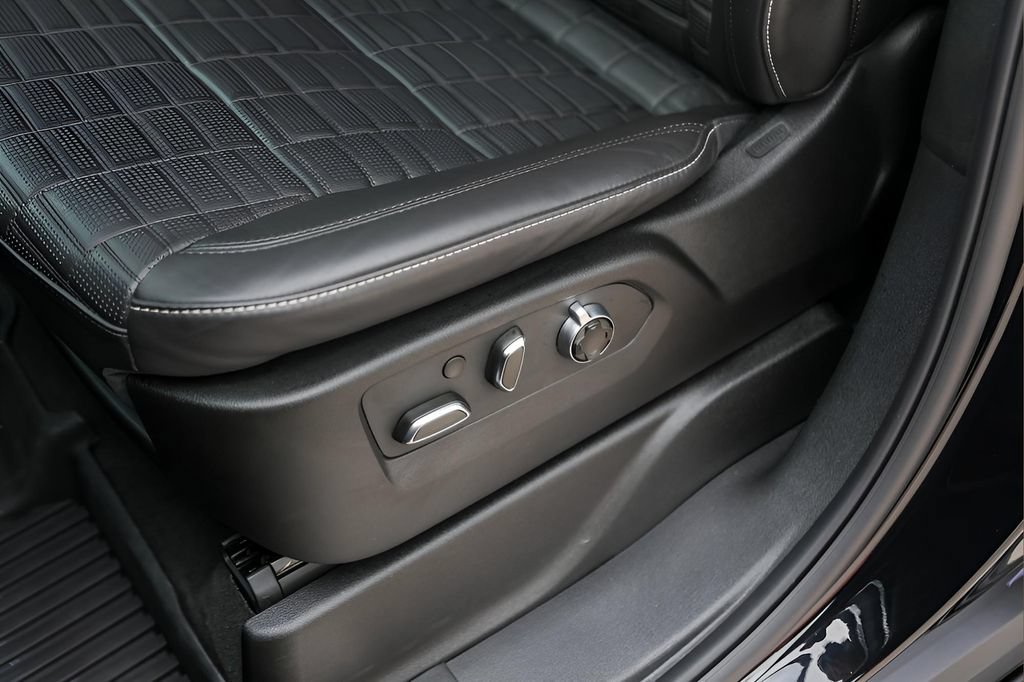 Certified 2025 Cadillac Escalade ESV V AWD/4WD image 8