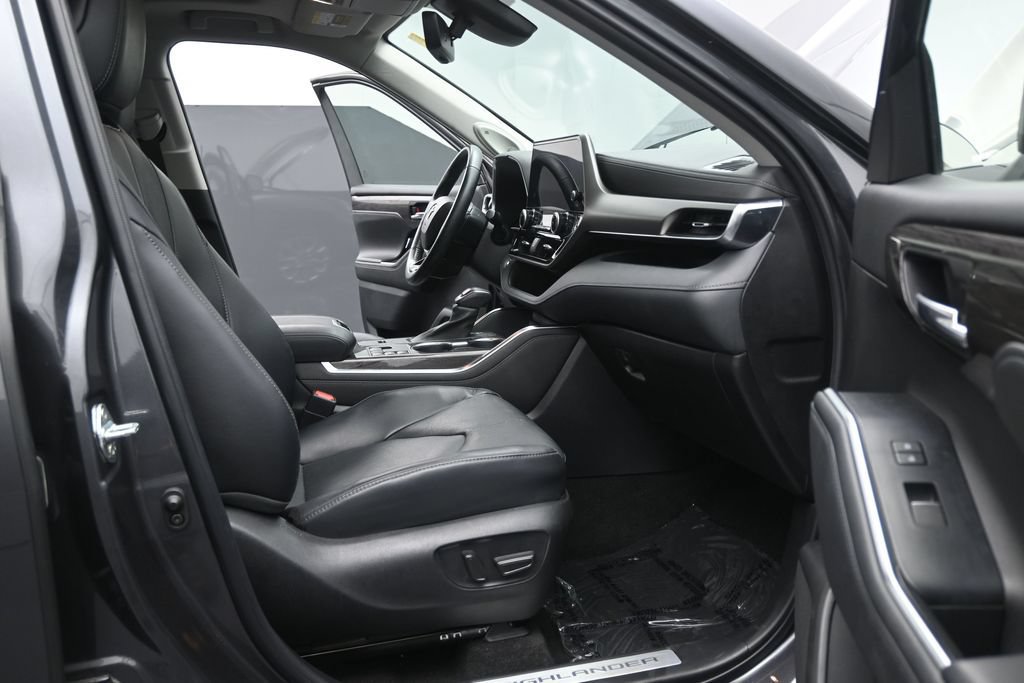 Used 2023 Toyota Highlander Limited FWD image 17