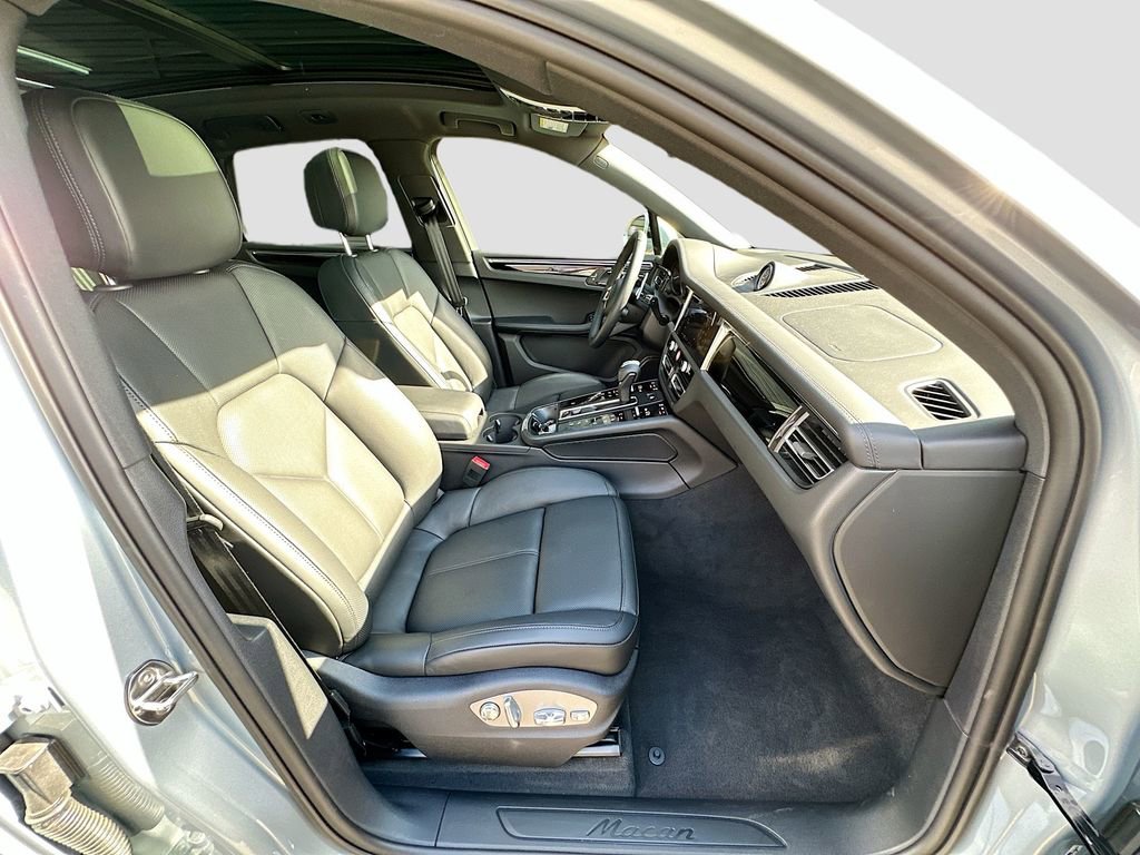 Certified 2026 Porsche Macan AWD/4WD image 30
