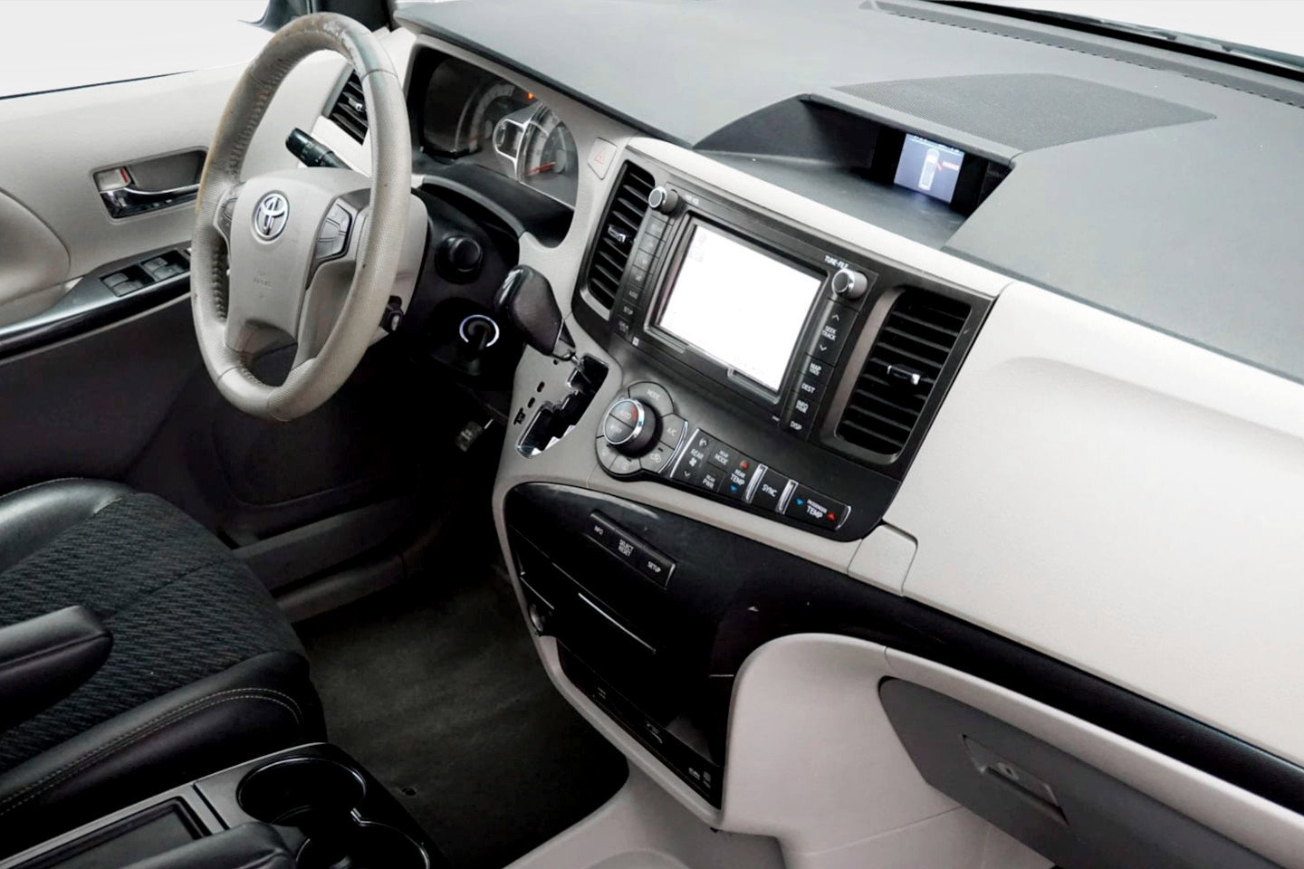 Used 2014 Toyota Sienna SE FWD image 18