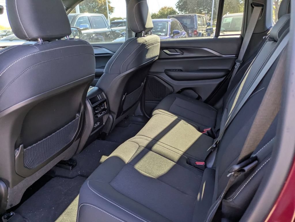 Used 2025 Jeep Grand Cherokee Laredo X RWD image 5