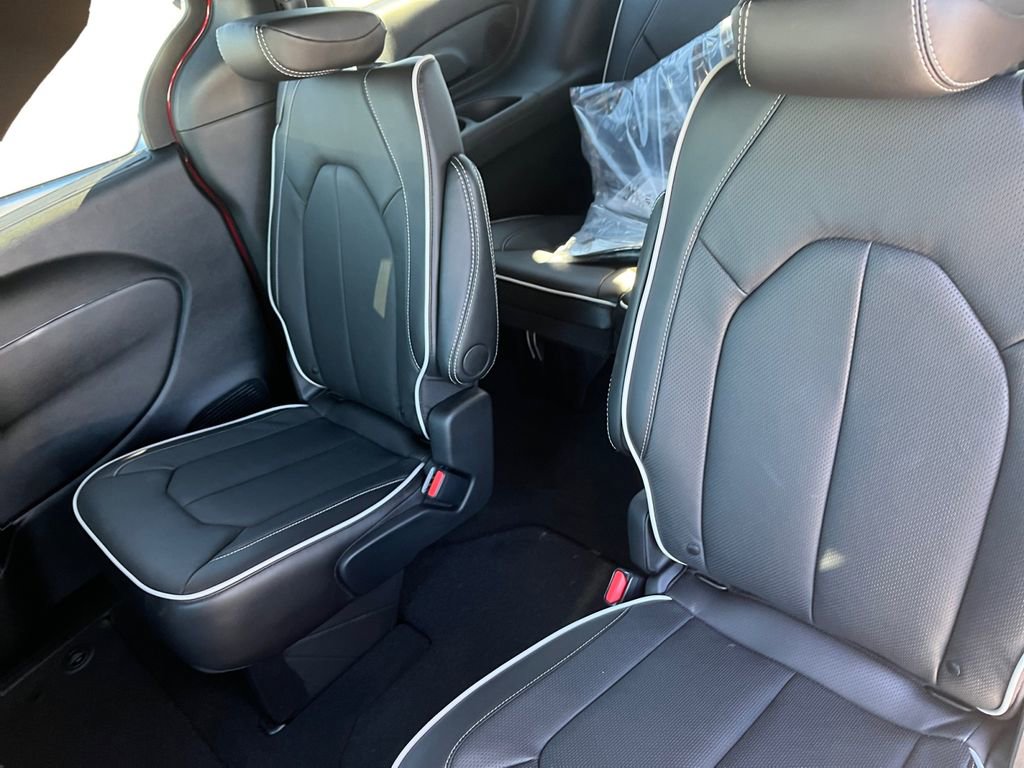 New 2026 Chrysler Pacifica Limited image 22