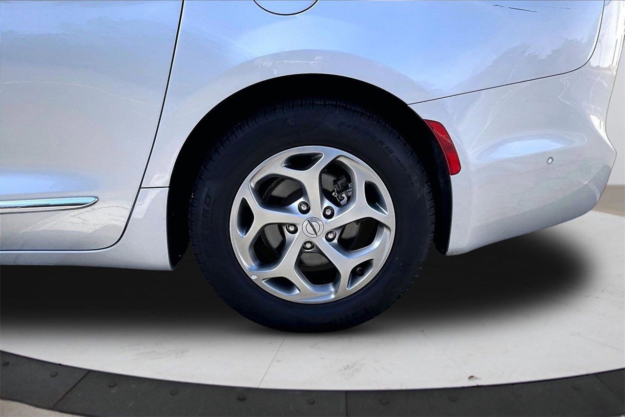 Certified 2022 Chrysler Pacifica Limited image 37