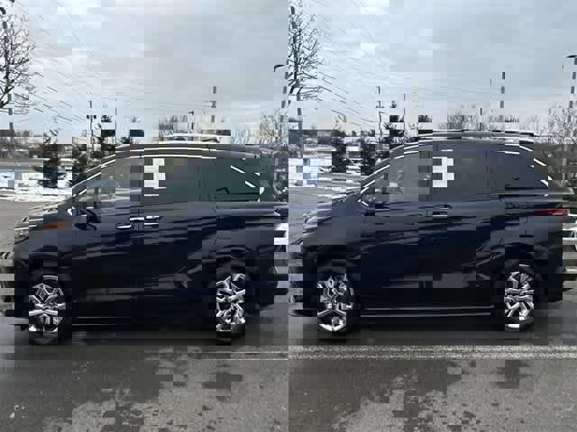 Used 2024 Toyota Sienna Platinum image 2