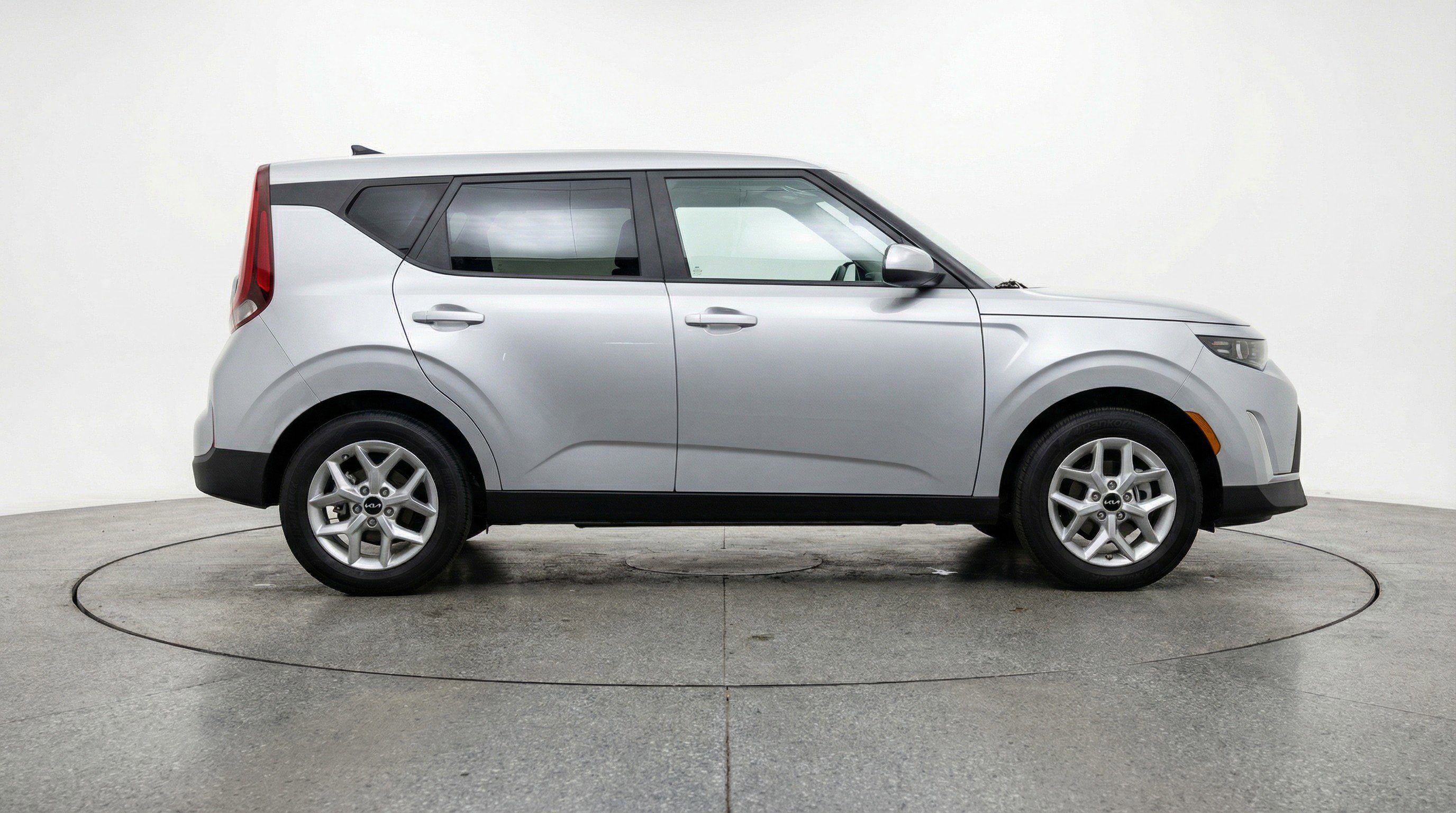 Used 2025 Kia Soul LX w/ LX Technology Package FWD image 11