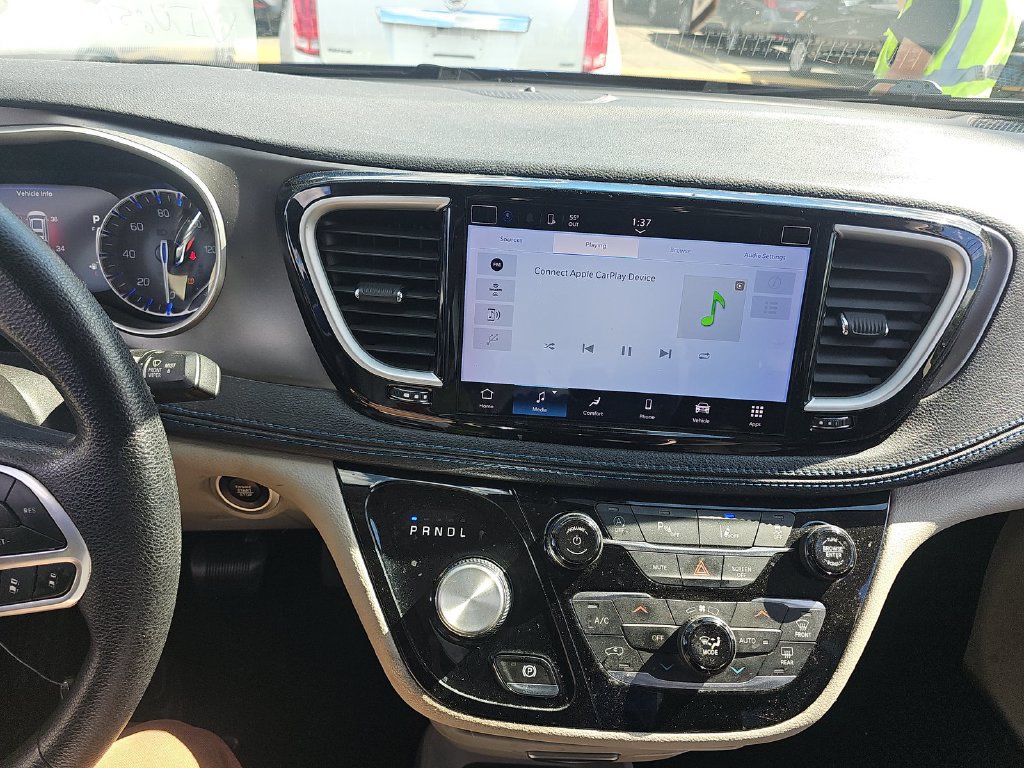 Used 2021 Chrysler Pacifica Touring FWD image 2