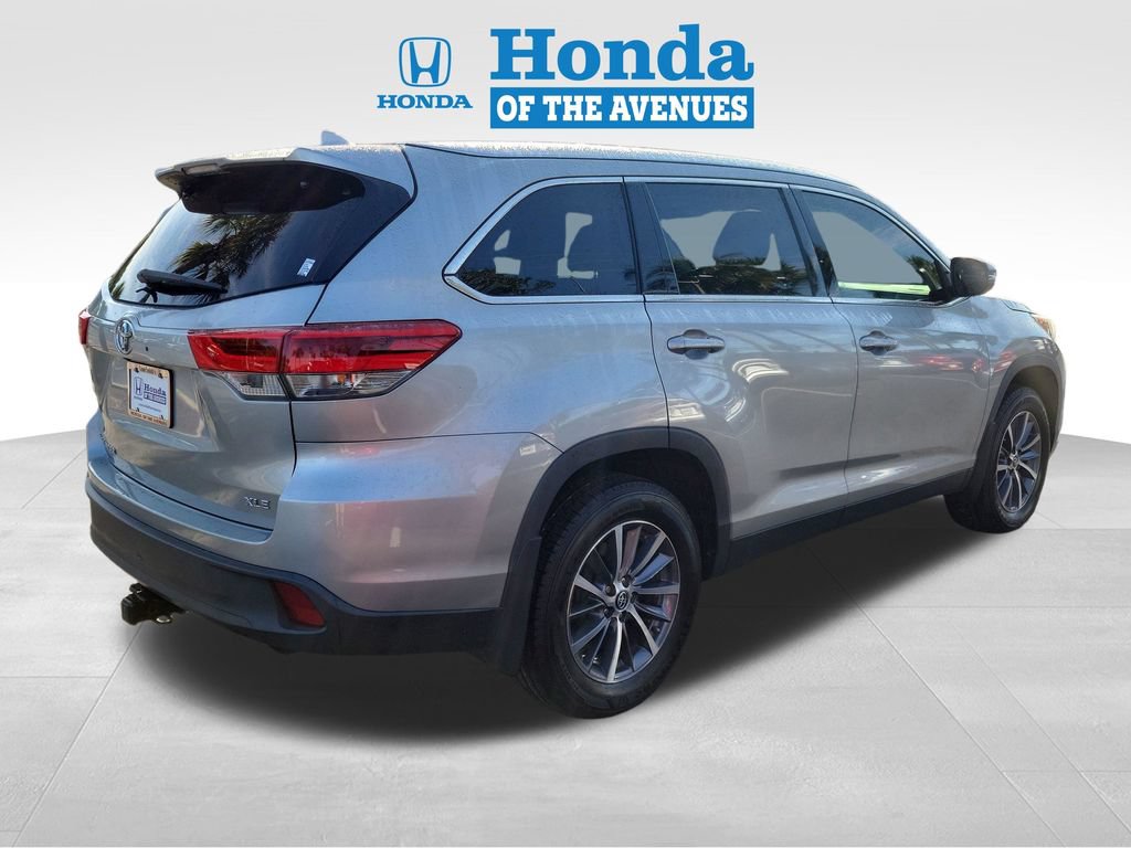 Used 2019 Toyota Highlander XLE FWD image 4