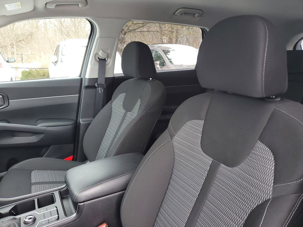 Used 2023 Kia Sorento LX image 10