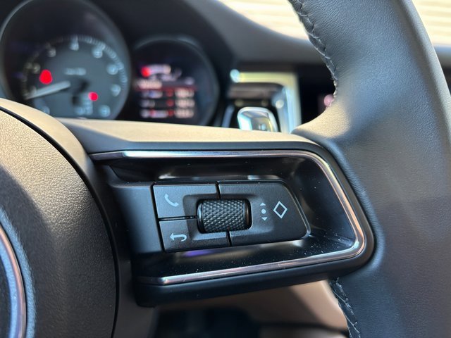 Certified 2025 Porsche Macan image 16