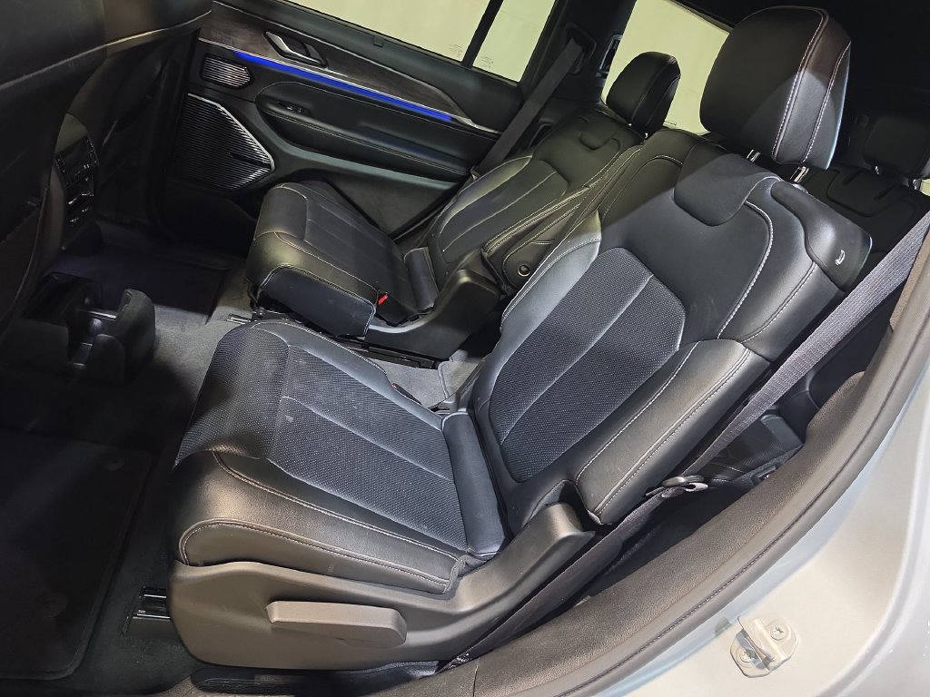 Used 2022 Jeep Grand Cherokee L Overland w/ Luxury Tech Group IV AWD/4WD image 25