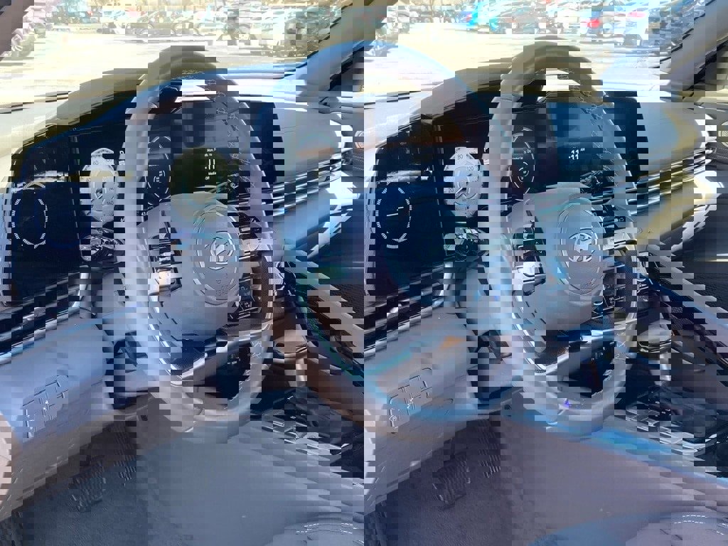 Used 2025 Hyundai Elantra SEL image 9