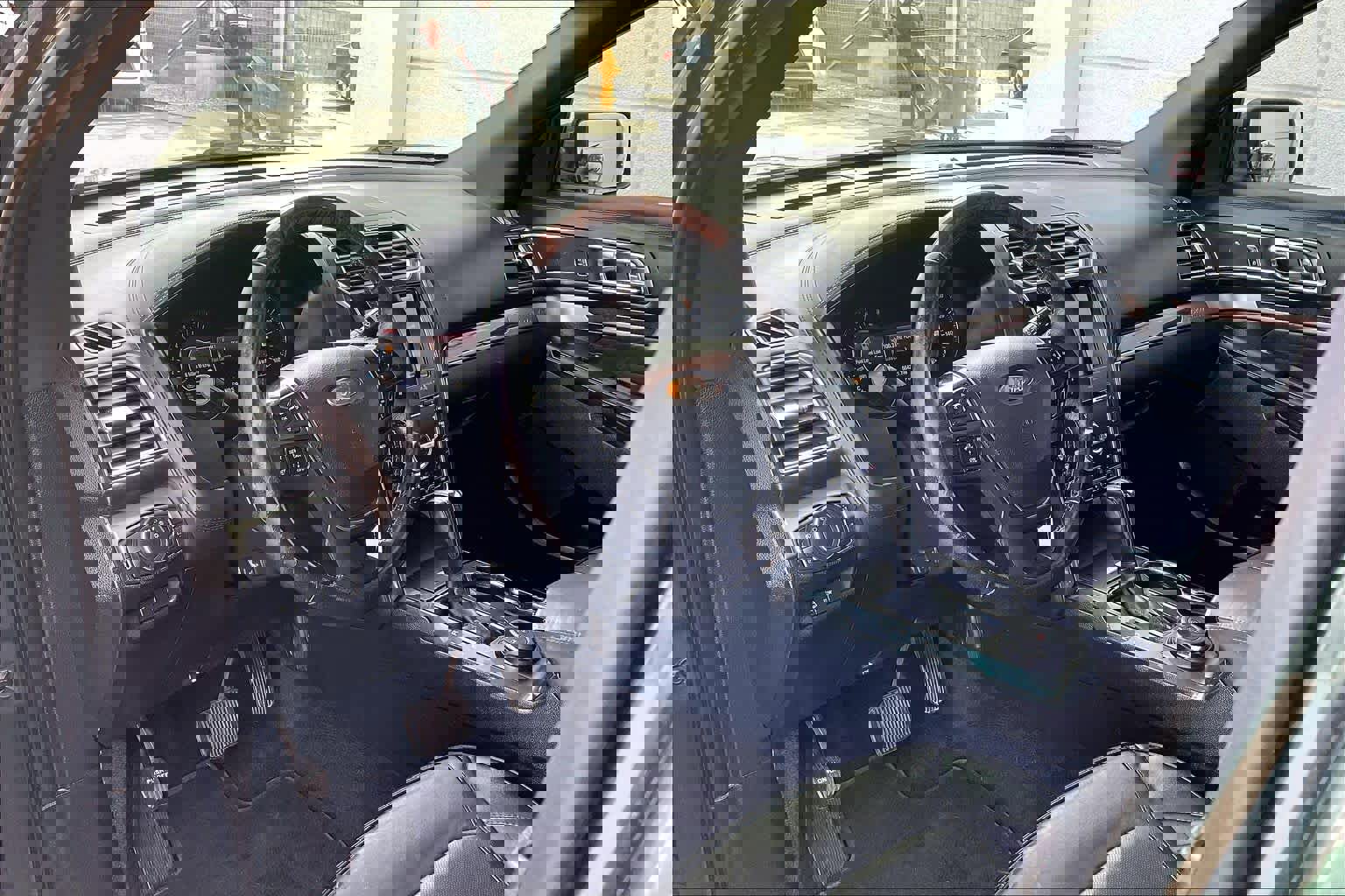 Used 2016 Ford Explorer Platinum image 17