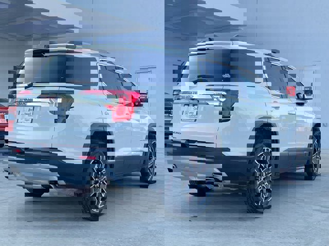 Used 2022 GMC Acadia SLT w/ Preferred Package image 9